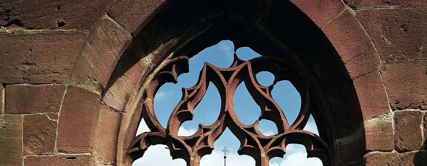 Foto: Landesmedienzentrum Baden-Württemberg, Dieter Geissler Fenster der Marienkapelle in Kloster Hirsau